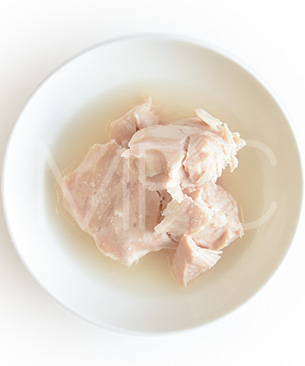J & C 国産若鶏 むね肉角切り 80g J & C 国産若鶏 むね肉角切り 80g